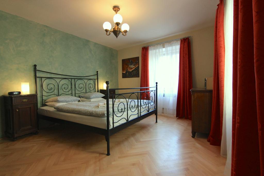 Vlasska House At The 3 Swallows Hotel Praag Kamer foto