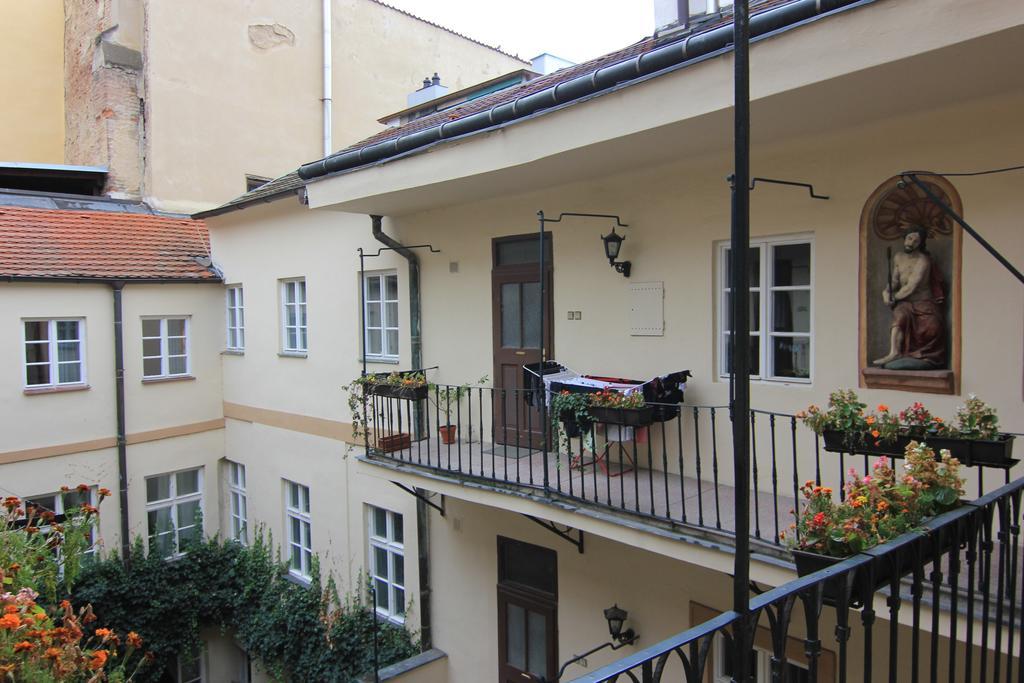 Vlasska House At The 3 Swallows Hotel Praag Buitenkant foto